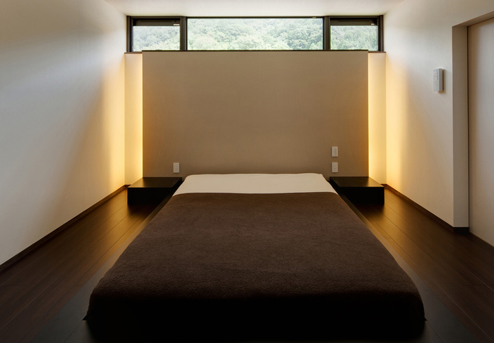 日中はハイサイド窓から緑と青空を望め、夜は夜空を満喫できるとても贅沢な寝室