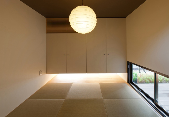 天井高を２１００ｍｍと低めにし、地窓が２つある癒やしの和室