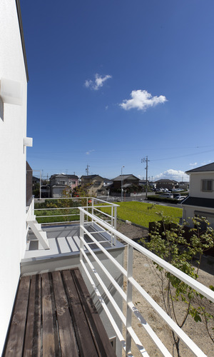 青空が映える、開放感いっぱいの中庭に面したバルコニー・テラス