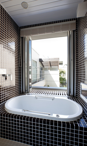 折れ戸を開けると光も風も充分に入ってくる開放的な浴室