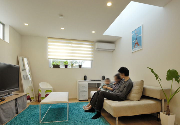 スカイブルーのラグが、こぼれ落ちそうな優しい光によく似合うリビング