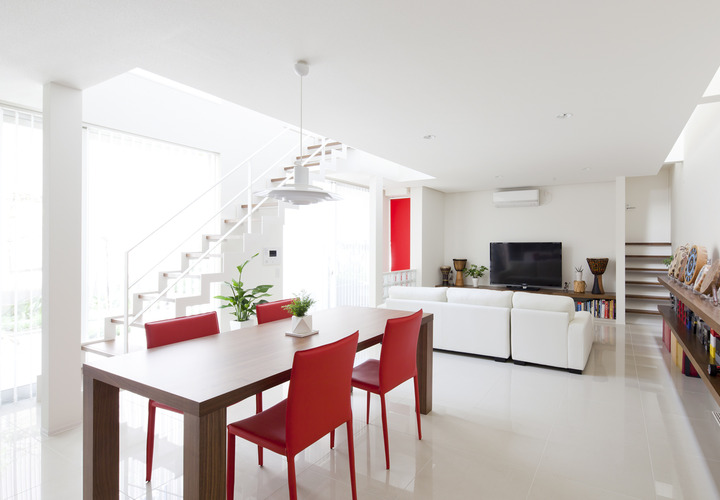 トップライトからの光を雲の切れ間から射し込むような光にした、約３０帖のＬＤＫ