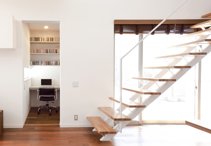 横長のまどから中庭の景色を見ることができる、２帖ながら落ち着く書斎