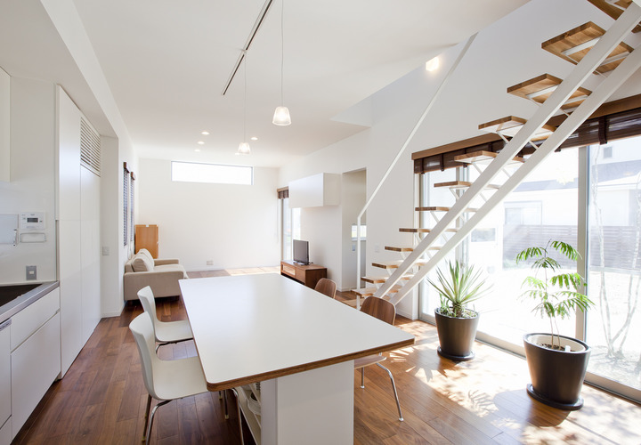 燦々と日差しが入る、シンプルで開放的なリビング・ダイニング