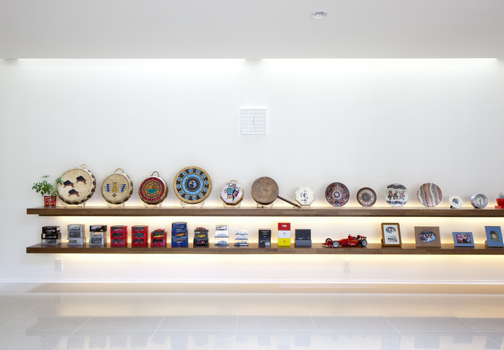 お気に入りの物が並べられた飾り棚に、トップライトからの光が小物に表情を与える