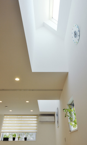 穏やかで優しい光が部屋全体に広がるトップライトからの光