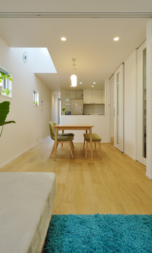 リビング・ダイニング・キッチンがひと続きに配置されているため、奥行きを感じられる空間