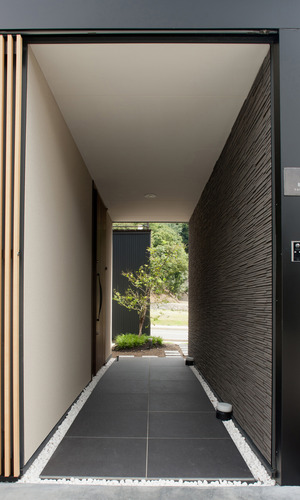 トンネルのようなアプローチ部分を抜けると、その奥に風情ある紅葉が出迎える