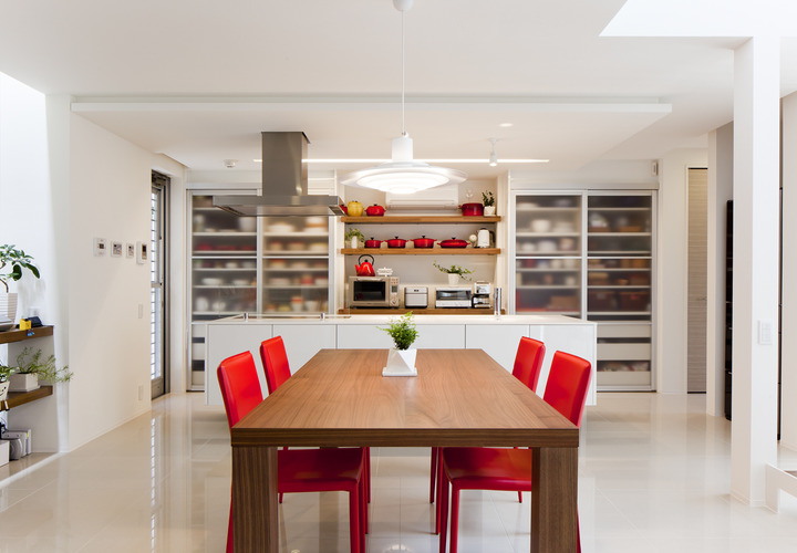 赤を基調とした、活気ある雰囲気のダイニング・キッチン