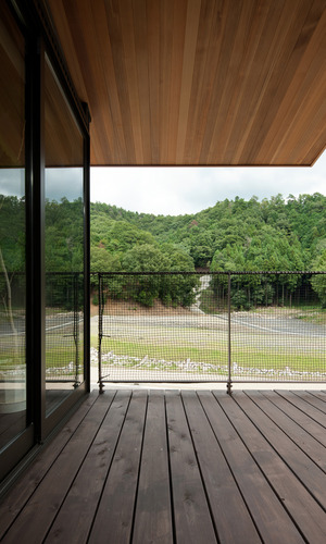 深い庇の向こうに箕面の山と空を望める、贅沢なバルコニー