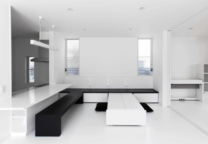 壁付けベンチの下部が収納となっていて、ベンチの背もたれを広げてテーブルとなる仕掛けのある造作家具