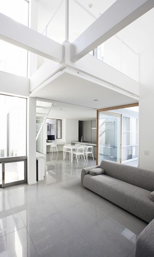 トップライトから象徴的な光が降り注ぎ、時間の移ろいを感じさせるＬＤＫ