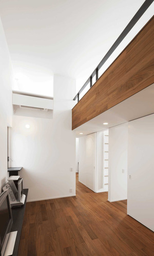 白を基調としながらもウォルナットをバランスよく盛り込んだ書斎