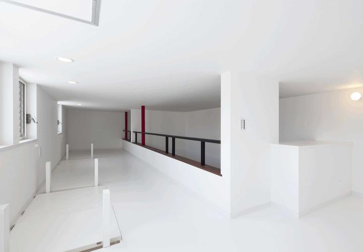 子供室各部屋から上ってくると、ひとつながりの空間になっているロフト