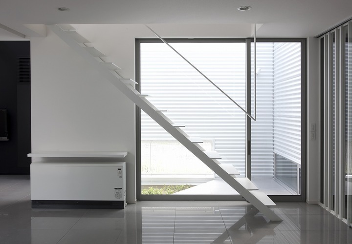 ＬＤＫの中央に配した、空間に溶け込むようなスチール階段