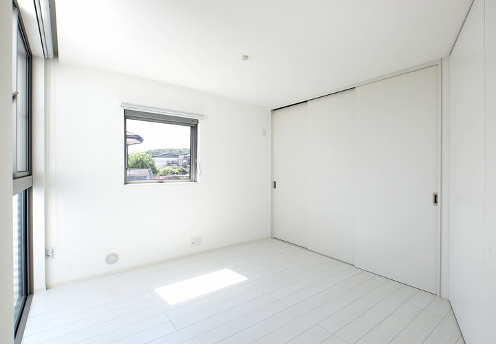 右手に見える斜めの壁を可動できるパーティションにし、主寝室と自由に間仕りできる子供部屋