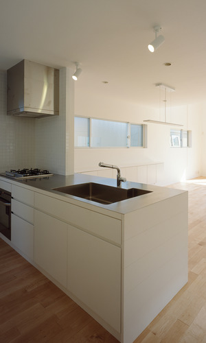 天板をステンレスに変え、よりデザイン性をプラスした、シャープな造作キッチン