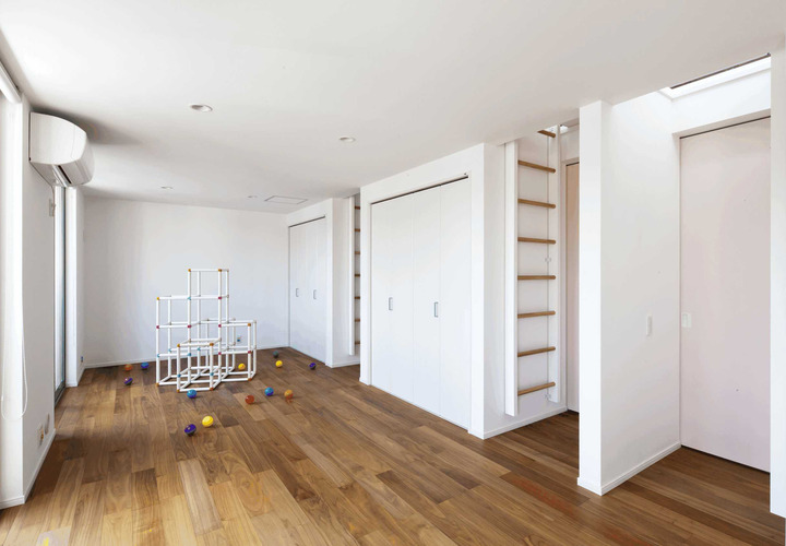 ３室に仕切ることができるように想定され、各部屋にハシゴ付きロフトを設けた子供部屋