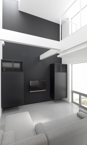 庭や吹抜けと連動させることで、床面積以上の広がりを持たせたリビング