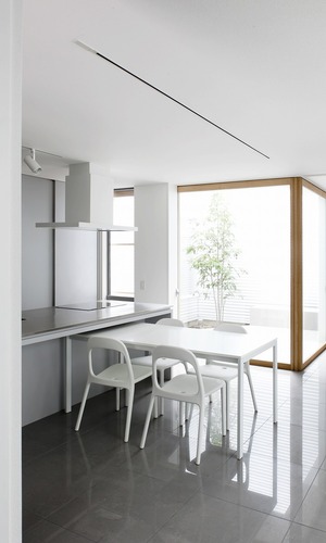 中庭から常に穏やかな光が入り込み、気持ちが落ち着くダイニング・リビング