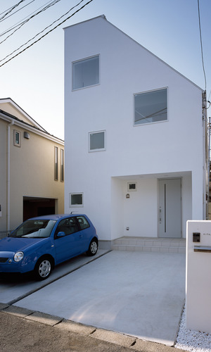 スクエアな窓をランダムに配置してリズムを与えた、真っ白でシンプルな外観