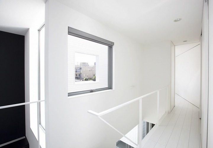 外の気配を感じられる、美しい額縁のような窓を持つ階段スペース