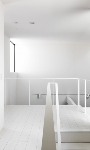 展望台のように吹抜けに張出した、少し広さを持ったフリースペース