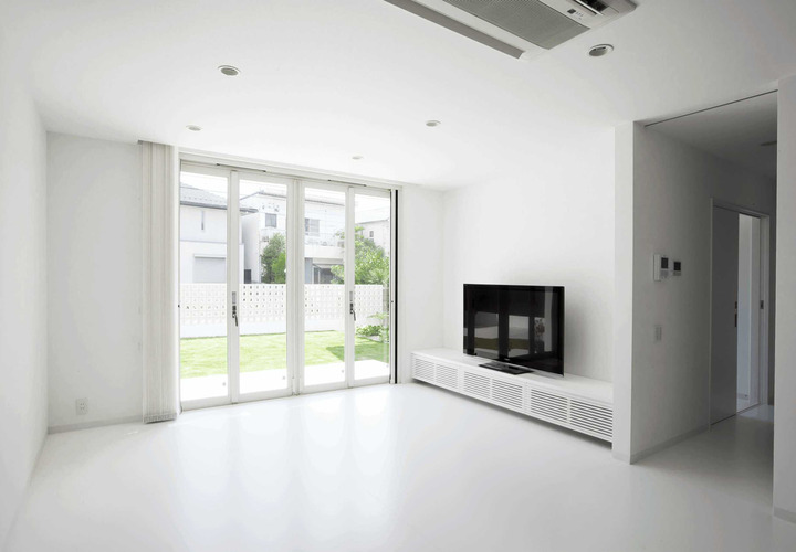 芝生の緑が目に飛び込んでくる、白一色でまとめられたリビング