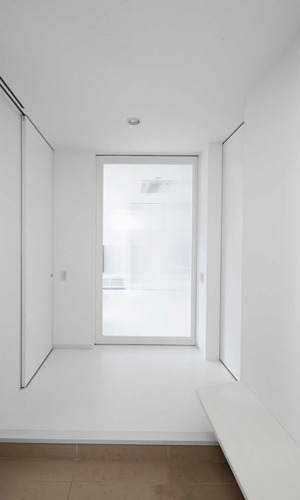 正面先はツインカーボ建具を使用し、プライバシーを確保しつつ窓のない玄関に光をもたらしている