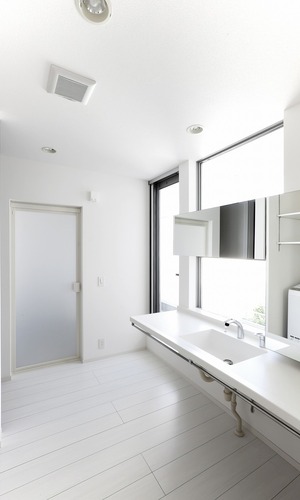 窓からは木々や空を見ることができる、プライバシーを守りながら開放的な空間を実現したサニタリースペース