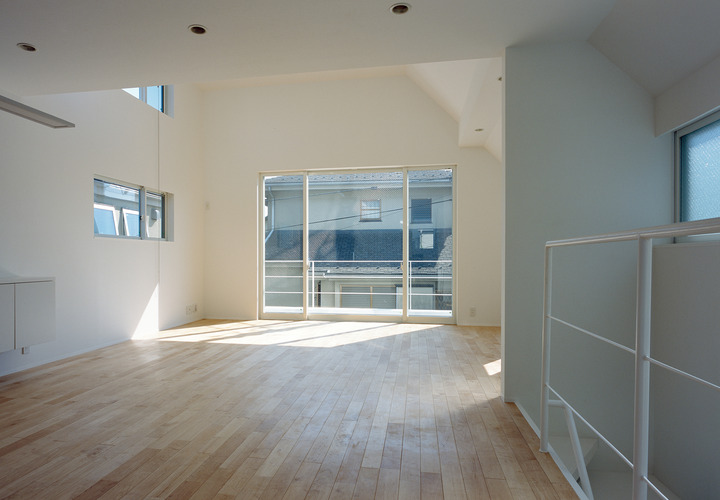 吹き抜けやランダムに配置された窓から、1日中優しい光が注がれるリビングダイニング