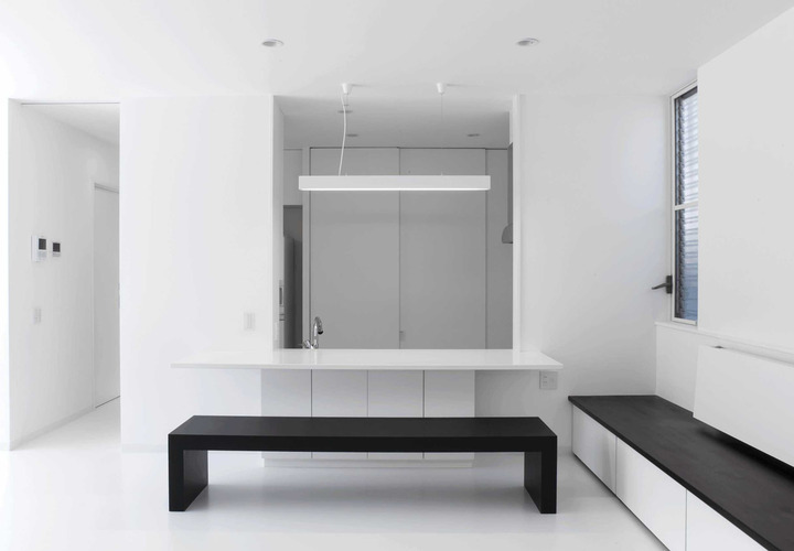 キッチン床を下げることで家族との目線を合わせた、キッチンカウンターとダイニングテーブルを兼ねたキッチン