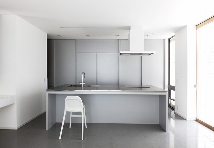 一面に大きく取った収納は、家事に必要なものはほとんどこの部分に集約されているキッチン