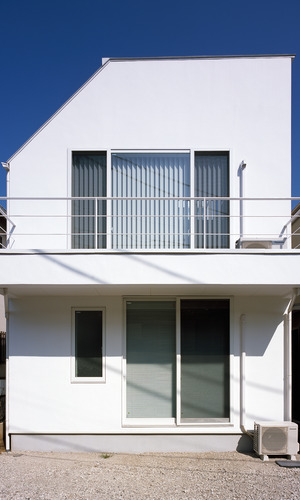 極力余分なディティールを省いた、白い外壁が爽やかな外観裏側