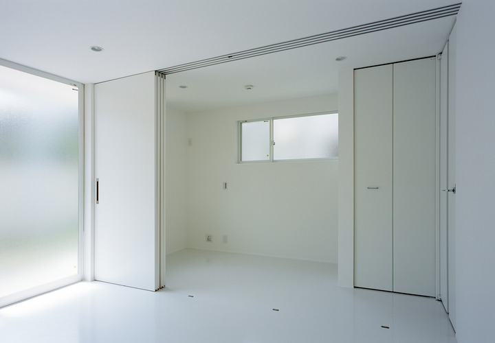 全体的にカラーを白でまとめて、空間に広がりを持たせてた主寝室