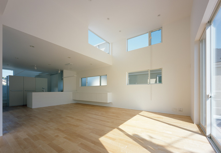 吹抜け上部から降り注ぐ光により、とても明るく心地のよいＬＤＫ