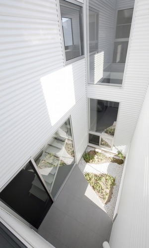 時間によって光の入り方が刻々と変化し、多様な過ごし方が期待できる中庭