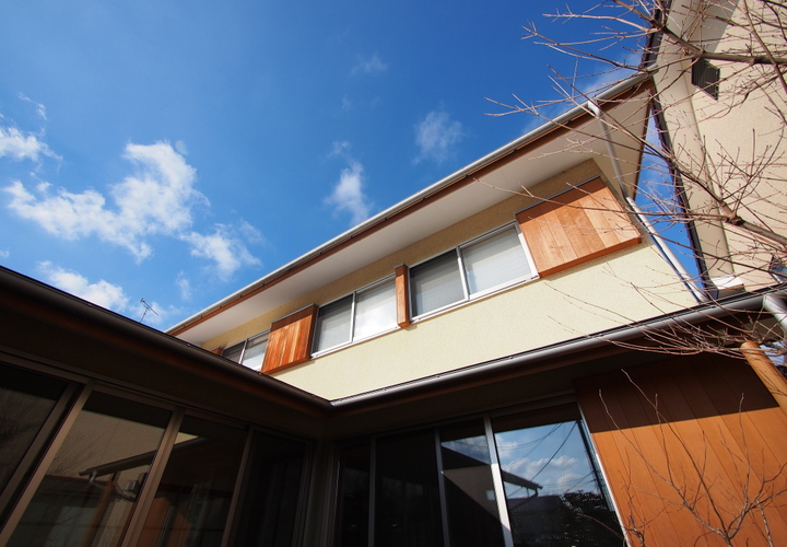 そとん壁に米杉を添えた外観