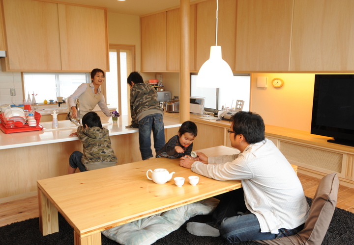 目線を合わせるために一段下げたキッチン