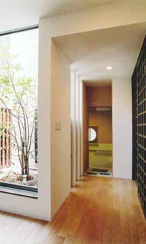 坪庭を通り和室へ