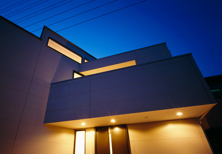 シルエットが際立つ外観夜景