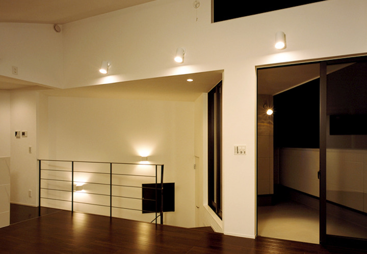 スポットライト照明のスタイリッシュなリビング