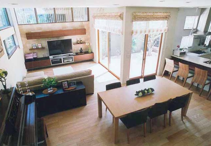 多くの窓を設けた明るく広々としたLDK