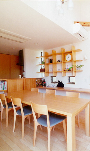 家族の食事風景を優しく包むナチュラルなウッド調のダイニング