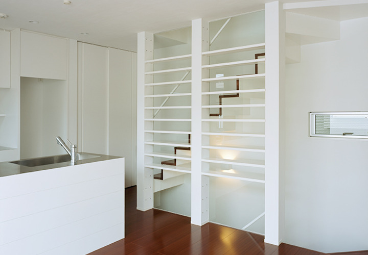 階段横の柱が程よいアクセントに