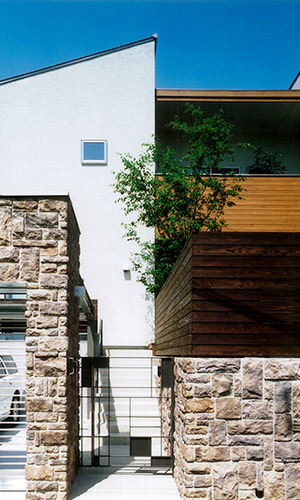 素材の組み合わせが美しい外観