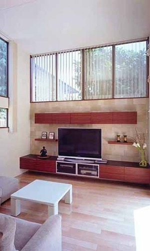 窓に囲まれた明るいリビング