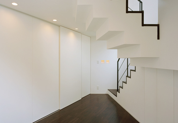 壁と一体化したスライド式の白い扉