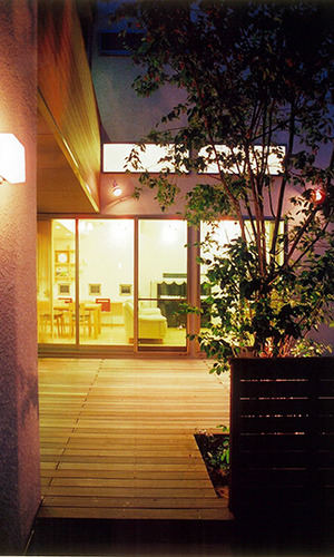 ウッドデッキからリビングを臨む