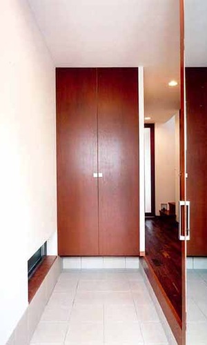 落ち着いたウッド調の備え付け玄関収納